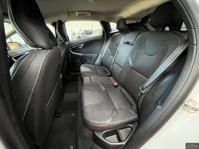 VOLVO V40 D2 120CV BUSINESS EDITION CAMERA 1ER MAIN SUIVIE COMPLET - GARANTIE 12 - 60 MOIS