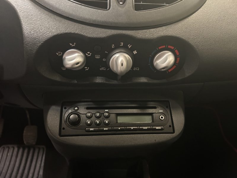RENAULT TWINGO II 1.2 I 75 CV.