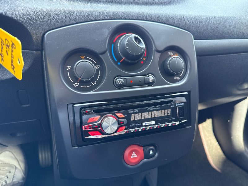 RENAULT  CLIO 3 1.2 75CV AUTHENTIQUE CLIM 
