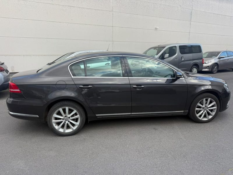 VOLKSWAGEN PASSAT SEDAN 2011 1ère Main 112000kms Exellent état  2.0L TDI Blue Motion