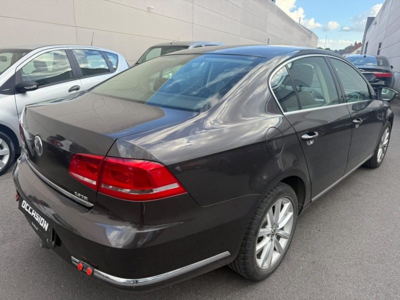 VOLKSWAGEN PASSAT SEDAN 2011 1ère Main 112000kms Exellent état  2.0L TDI Blue Motion