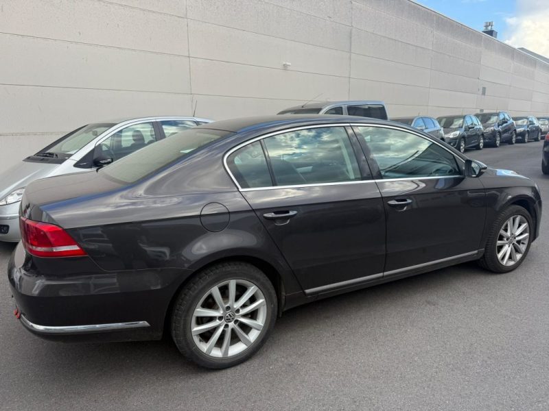 VOLKSWAGEN PASSAT SEDAN 2011 1ère Main 112000kms Exellent état  2.0L TDI Blue Motion