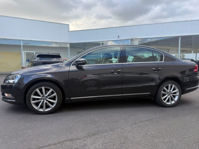 VOLKSWAGEN PASSAT SEDAN 2011 1ère Main 112000kms Exellent état  2.0L TDI Blue Motion