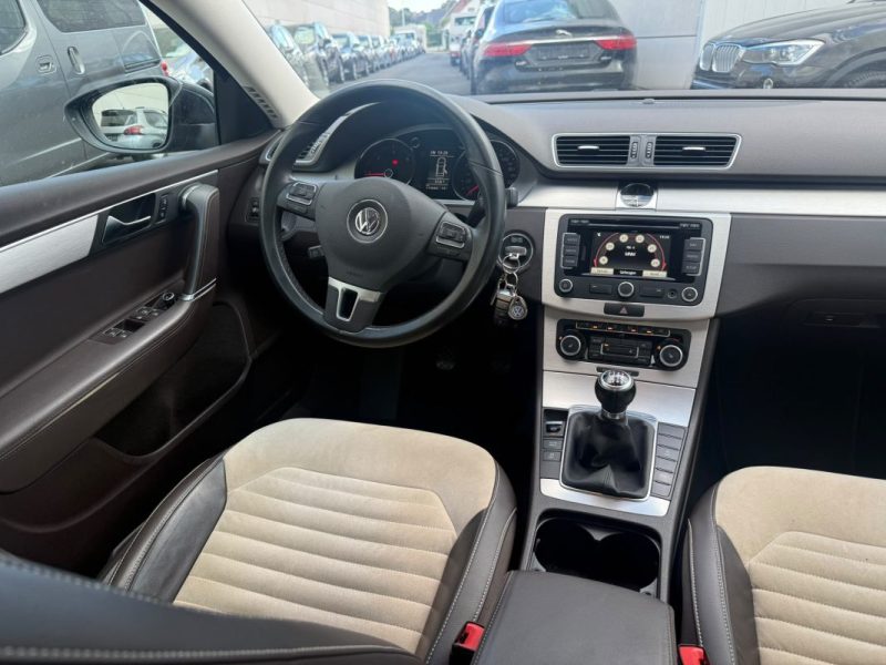 VOLKSWAGEN PASSAT SEDAN 2011 1ère Main 112000kms Exellent état  2.0L TDI Blue Motion