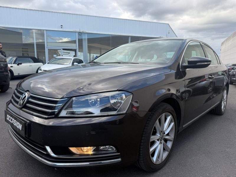 VOLKSWAGEN PASSAT SEDAN 2011 1ère Main 112000kms Exellent état  2.0L TDI Blue Motion
