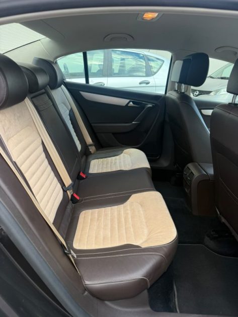 VOLKSWAGEN PASSAT SEDAN 2011 1ère Main 112000kms Exellent état  2.0L TDI Blue Motion