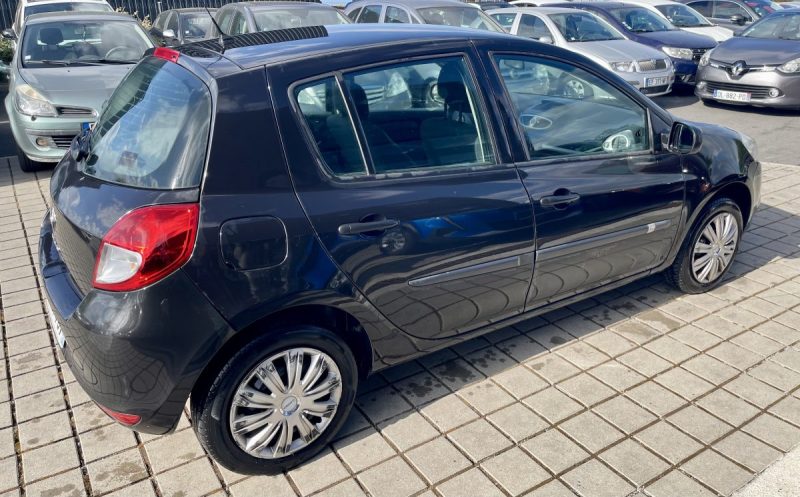 RENAULT CLIO III AUTHENTIQUE 1.2 I 75 CH 16V 2011