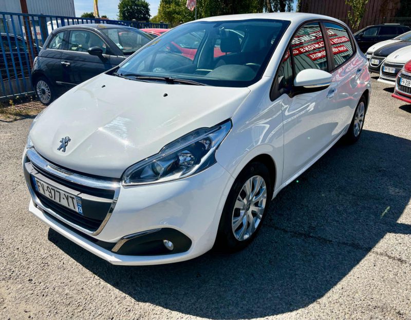 PEUGEOT 208