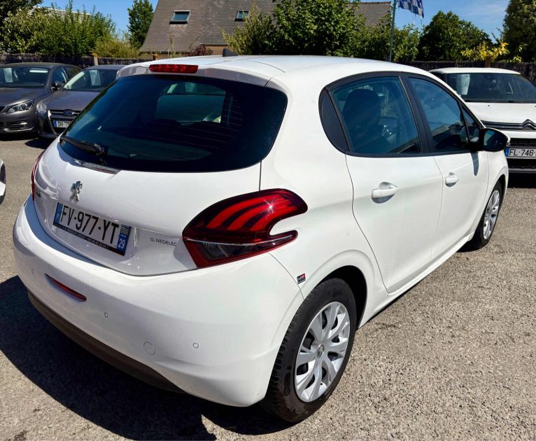 PEUGEOT 208