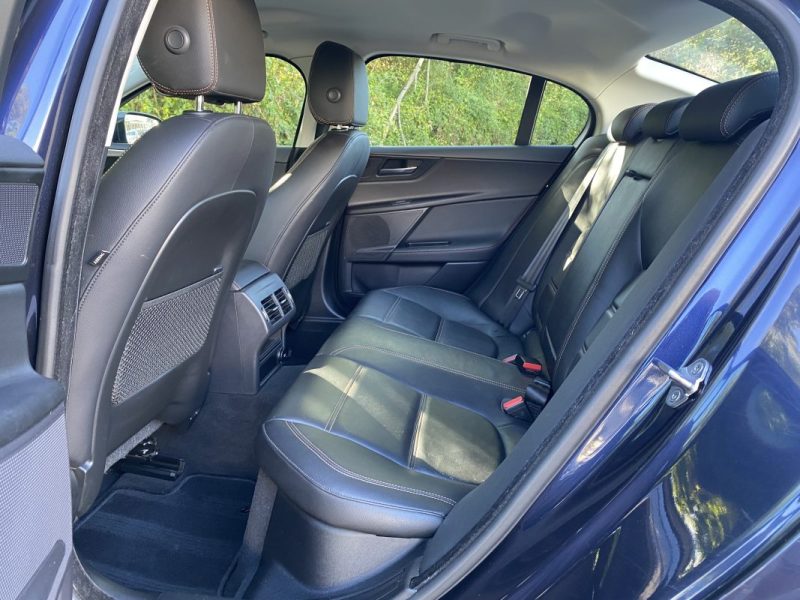 Jaguar XE 2.0 D 180ch Prestige BVA - Caméra - Cuir chauffants - Alarme