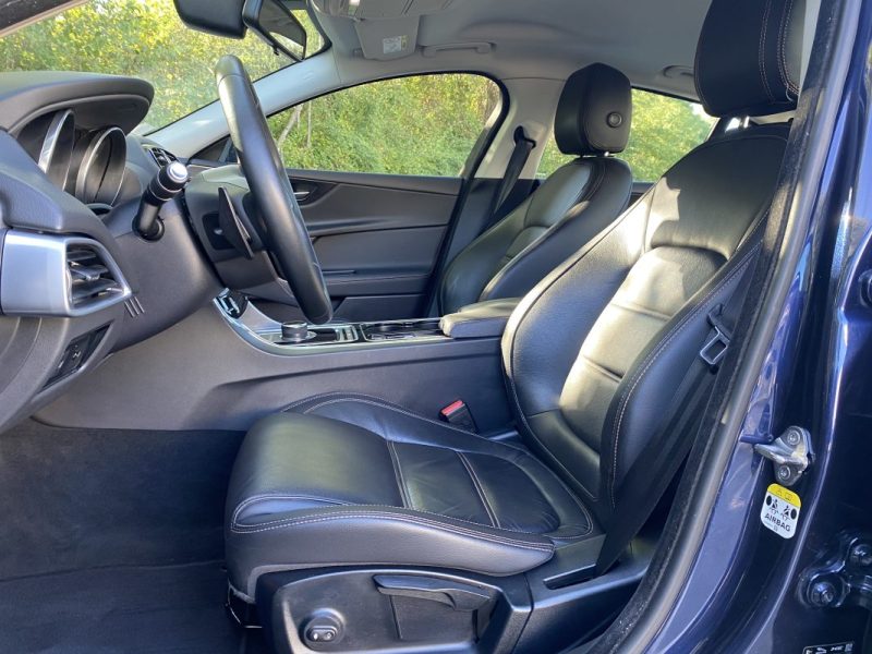 Jaguar XE 2.0 D 180ch Prestige BVA - Caméra - Cuir chauffants - Alarme