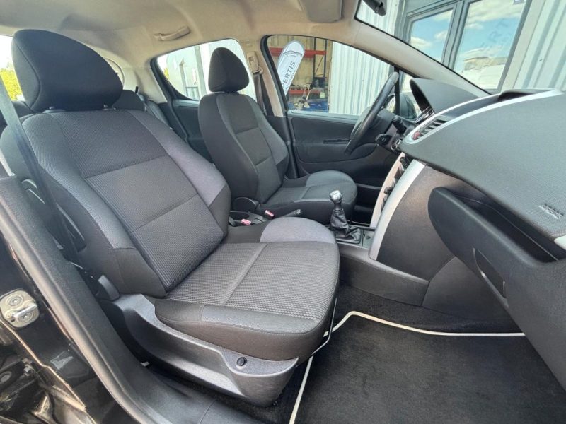 PEUGEOT 207 TENDANCE 1.4i 95CV PREMIERE MAIN  2011