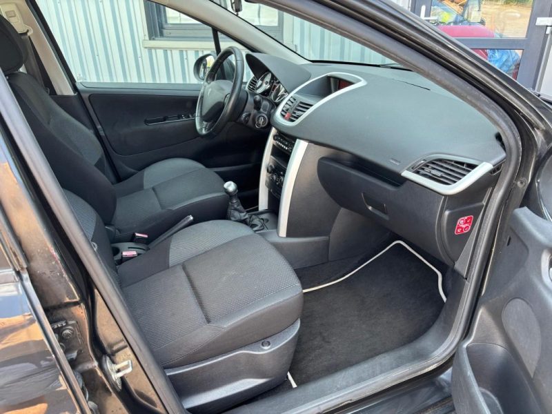 PEUGEOT 207 TENDANCE 1.4i 95CV PREMIERE MAIN  2011
