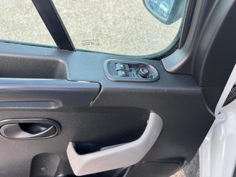 RENAULT MASTER 2.3 dCi FWD F3300 L2H2 100 CONFORT CLIM