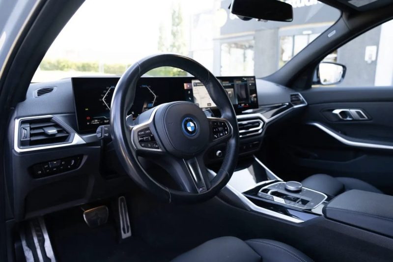 Bmw SERIE 3 TOURING 330E HYBRIDE M-SPORT Toit Pano · Head-Up · Attelage