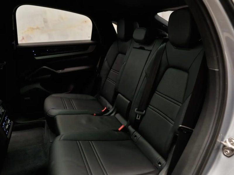 Porsche CAYENNE COUPE 3.0 E-HYBRID 470CH SportDesign · Jantes 22" · BOSE
