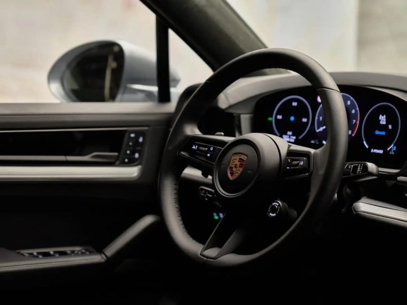 Porsche CAYENNE COUPE 3.0 E-HYBRID 470CH SportDesign · Jantes 22" · BOSE