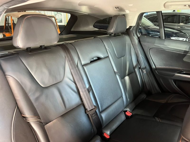 🚗 VOLVO V60 D2 120 Ch ⚙️ R-DESIGN 🛋️ Cuir 📡 Radars de recul ❄️ Climatisation