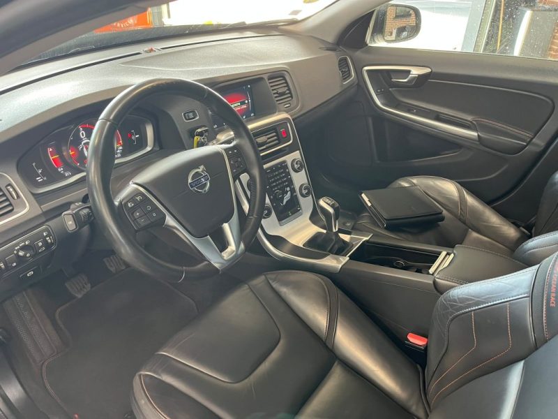 🚗 VOLVO V60 D2 120 Ch ⚙️ R-DESIGN 🛋️ Cuir 📡 Radars de recul ❄️ Climatisation