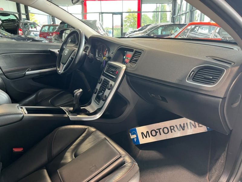 🚗 VOLVO V60 D2 120 Ch ⚙️ R-DESIGN 🛋️ Cuir 📡 Radars de recul ❄️ Climatisation