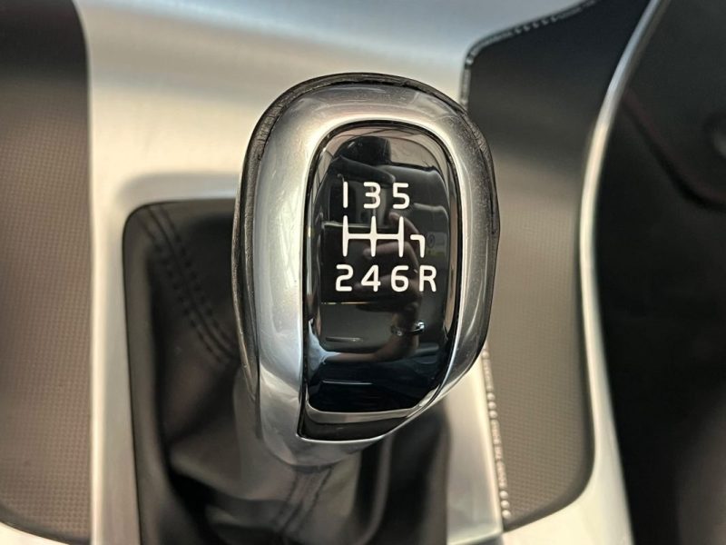 🚗 VOLVO V60 D2 120 Ch ⚙️ R-DESIGN 🛋️ Cuir 📡 Radars de recul ❄️ Climatisation
