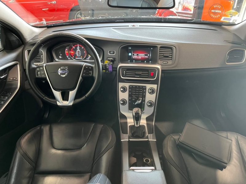 🚗 VOLVO V60 D2 120 Ch ⚙️ R-DESIGN 🛋️ Cuir 📡 Radars de recul ❄️ Climatisation