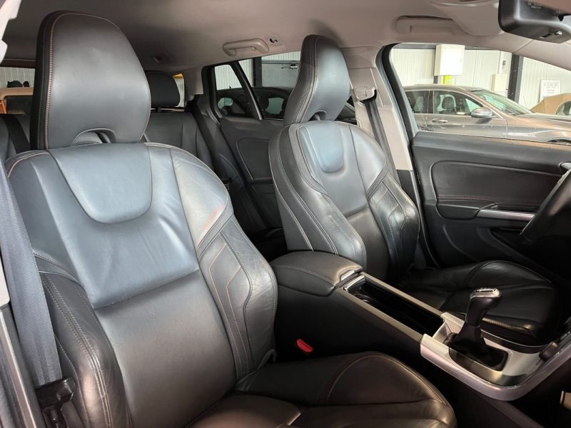 🚗 VOLVO V60 D2 120 Ch ⚙️ R-DESIGN 🛋️ Cuir 📡 Radars de recul ❄️ Climatisation