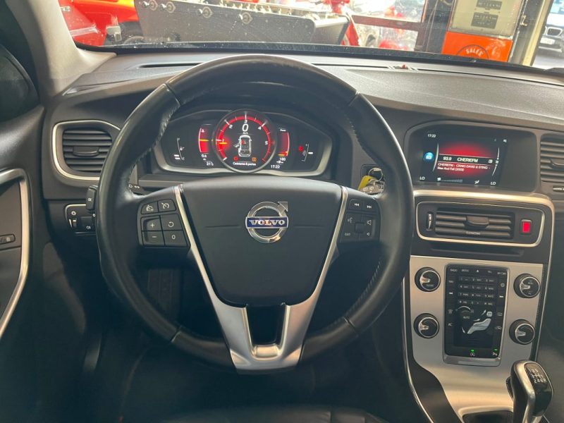 🚗 VOLVO V60 D2 120 Ch ⚙️ R-DESIGN 🛋️ Cuir 📡 Radars de recul ❄️ Climatisation