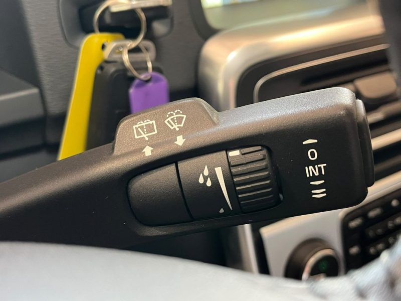 🚗 VOLVO V60 D2 120 Ch ⚙️ R-DESIGN 🛋️ Cuir 📡 Radars de recul ❄️ Climatisation