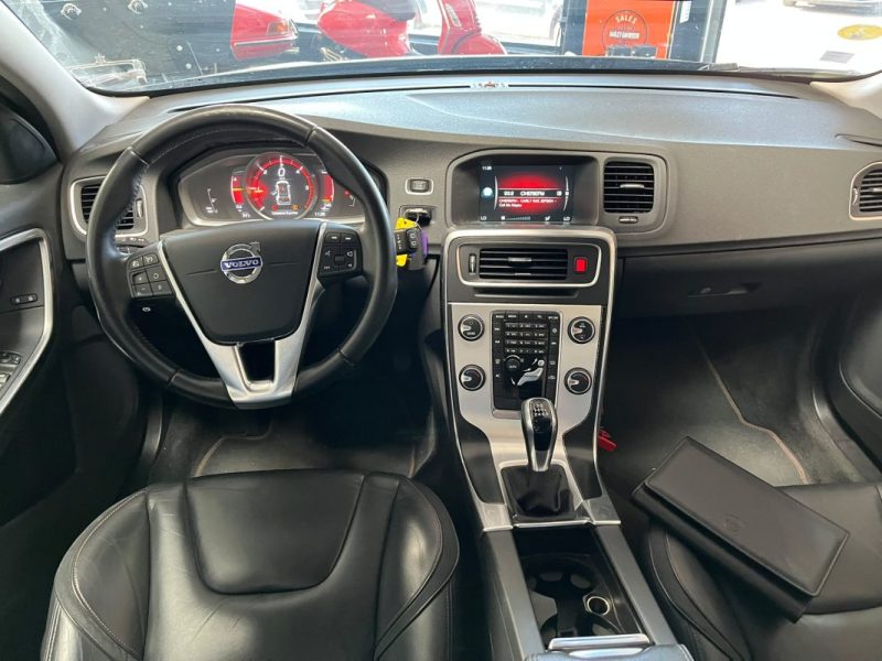 🚗 VOLVO V60 D2 120 Ch ⚙️ R-DESIGN 🛋️ Cuir 📡 Radars de recul ❄️ Climatisation