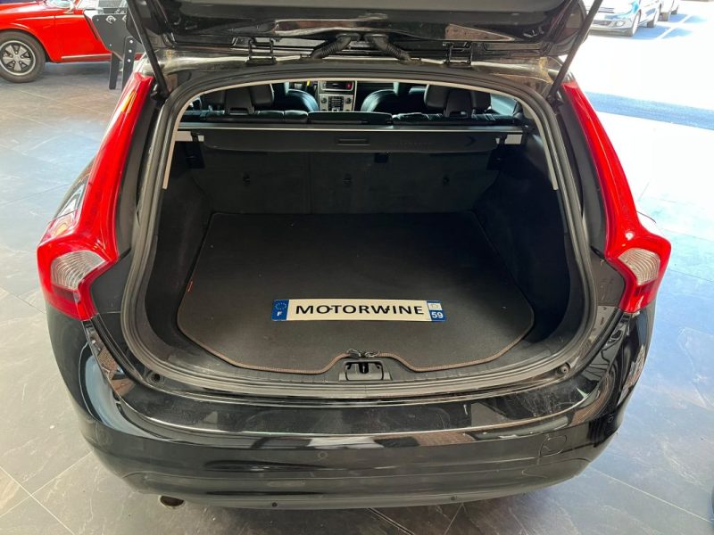 🚗 VOLVO V60 D2 120 Ch ⚙️ R-DESIGN 🛋️ Cuir 📡 Radars de recul ❄️ Climatisation
