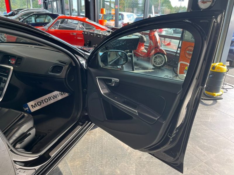 🚗 VOLVO V60 D2 120 Ch ⚙️ R-DESIGN 🛋️ Cuir 📡 Radars de recul ❄️ Climatisation
