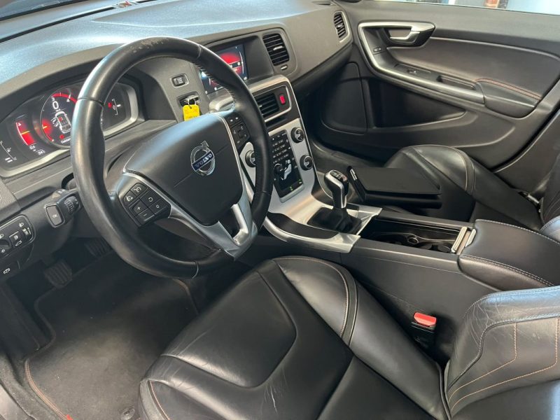 🚗 VOLVO V60 D2 120 Ch ⚙️ R-DESIGN 🛋️ Cuir 📡 Radars de recul ❄️ Climatisation