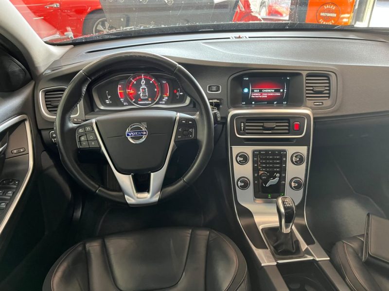 🚗 VOLVO V60 D2 120 Ch ⚙️ R-DESIGN 🛋️ Cuir 📡 Radars de recul ❄️ Climatisation