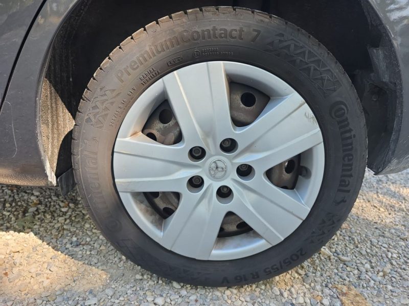 TOYOTA AURIS 90 D4D TERRA 2008 90 ch Climatisation