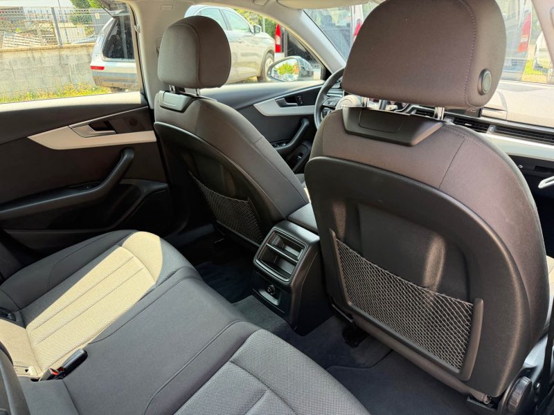 AUDI A4 BUSINESS LINE 2022