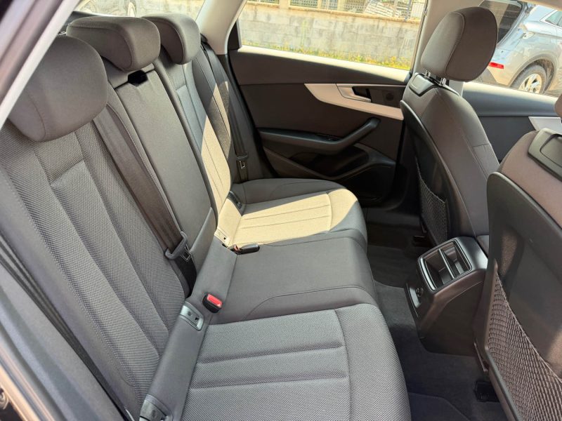 AUDI A4 BUSINESS LINE 2022