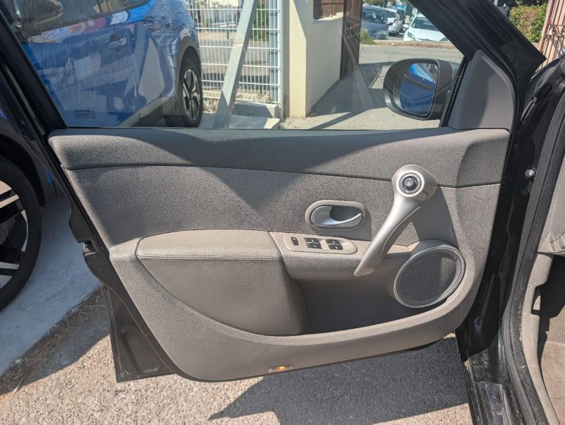 RENAULT CLIO III PHASE 2 1.5DCI 105CH INITIALE PARIS CARTE MAIN LIBRE/GPS GARANTIE 12 MOIS