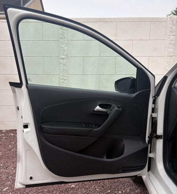 Volkswagen Polo 1.2 TDI 75ch Rline ( Sièges cuir chauffant / Crochet d'attelage / Carplay )  