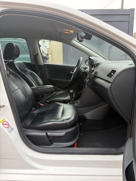 Volkswagen Polo 1.2 TDI 75ch Rline ( Sièges cuir chauffant / Crochet d'attelage / Carplay )  