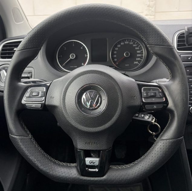 Volkswagen Polo 1.2 TDI 75ch Rline ( Sièges cuir chauffant / Crochet d'attelage / Carplay )  