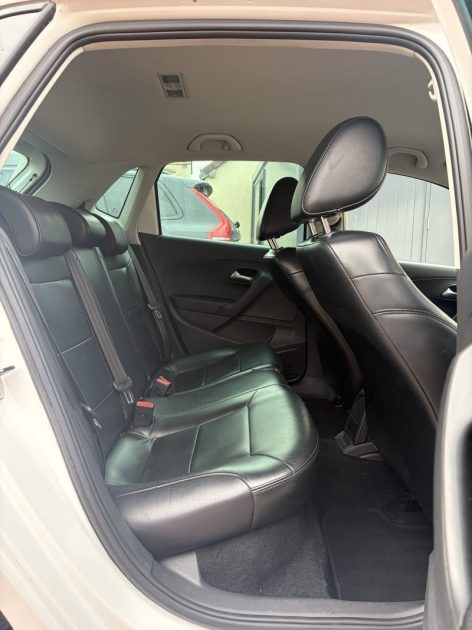 Volkswagen Polo 1.2 TDI 75ch Rline ( Sièges cuir chauffant / Crochet d'attelage / Carplay )  