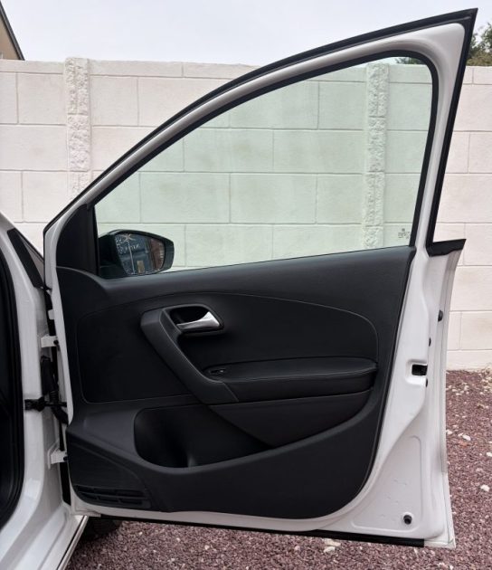 Volkswagen Polo 1.2 TDI 75ch Rline ( Sièges cuir chauffant / Crochet d'attelage / Carplay )  