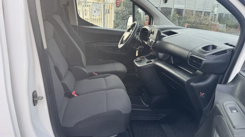 10825 HT CITROEN BERLINGO XL 950 1.5 BLUE HDI 130 CLUB EAT8