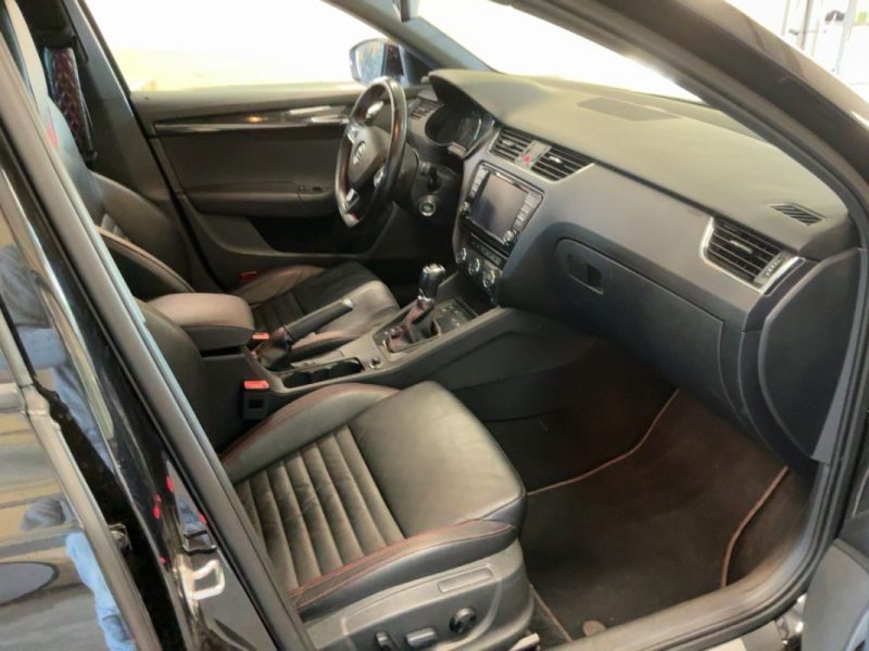SKODA OCTAVIA COMBI 2.0 TSI 220 RS DSG*PANO*CAMERA*GPS*