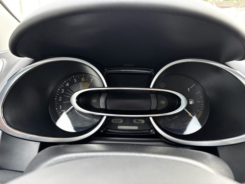 RENAULT CLIO IV TCE 120 INITIALE PARIS EDC 2015