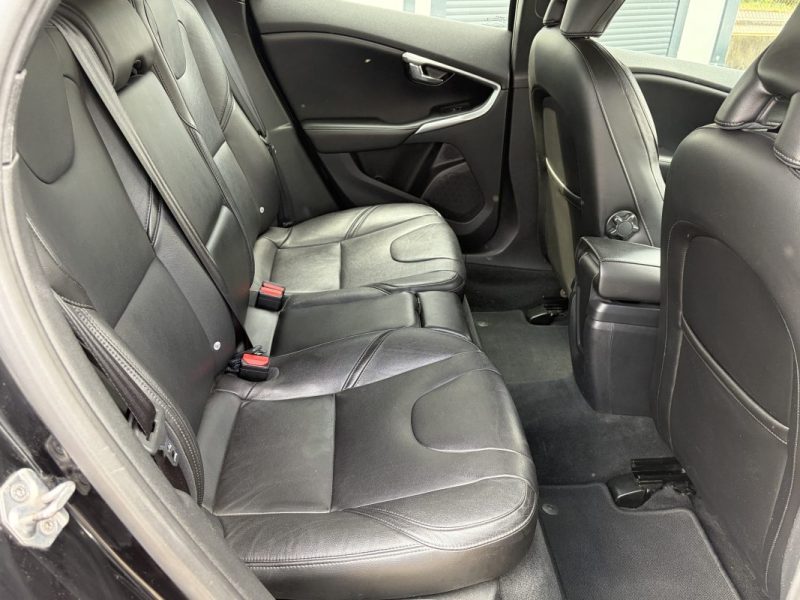 Volvo V40 II T2 2.0 Ti 122ch Inscription Navigation / LEDS / Sieges cuir / Combine digital 63.000 km