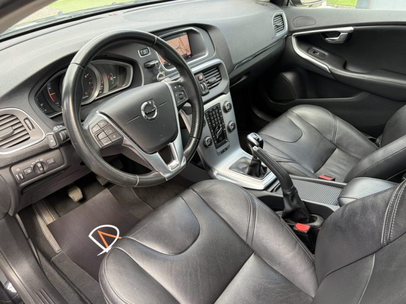 Volvo V40 II T2 2.0 Ti 122ch Inscription Navigation / LEDS / Sieges cuir / Combine digital 63.000 km