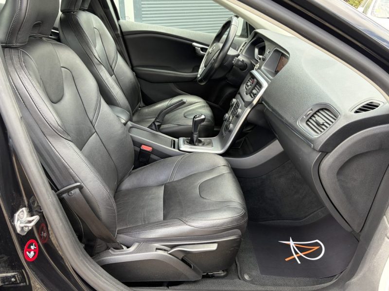 Volvo V40 II T2 2.0 Ti 122ch Inscription Navigation / LEDS / Sieges cuir / Combine digital 63.000 km