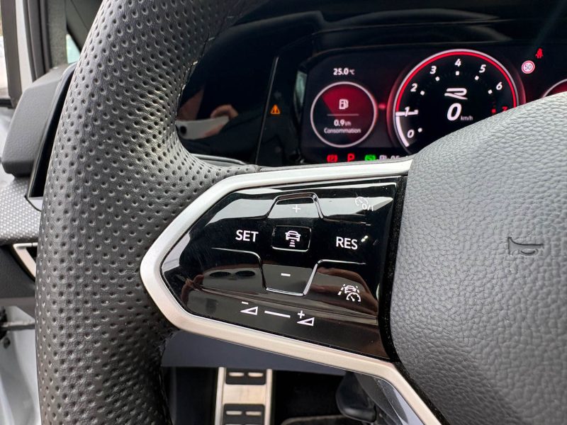 VOLKSWAGEN GOLF 8 1.5 TSI 130 R-LINE / CARPLAY / KEYLESS / CAMERA